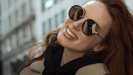 Mujer con gafas de sol Crullé