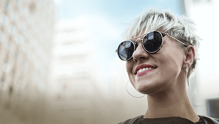 Mujer con gafas de sol