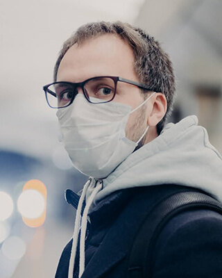 Usando una mascarilla y gafas